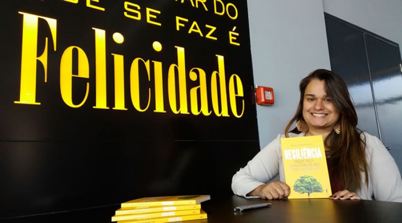 Imagem Ilustrando a Notícia: Escritora brasileira será homenageada pela Divine Academie desArts et Cultureem