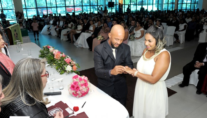 Imagem Ilustrando a Notícia: Casais oficializam matrimônio no programa ‘Pai Presente’