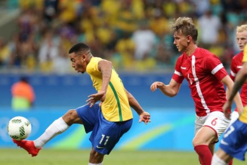 Imagem Ilustrando a Notícia: Brasil goleia Dinamarca e se classifica para as quartas no futebol masculino