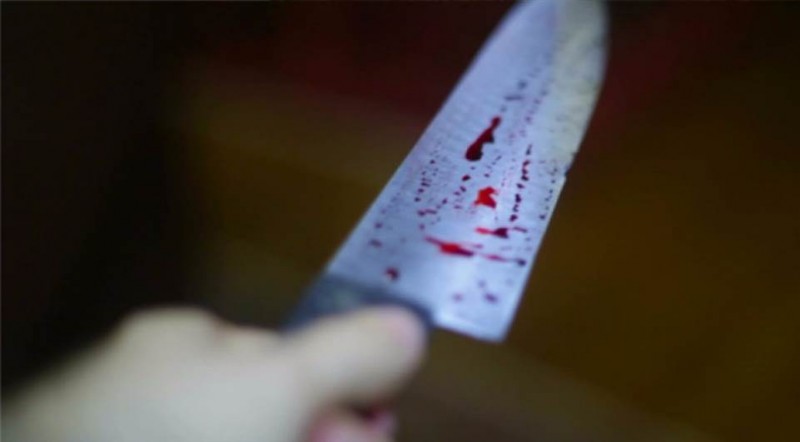 Imagem Ilustrando a Notícia: Mulher fica com faca cravada nas costas após ataque do marido
