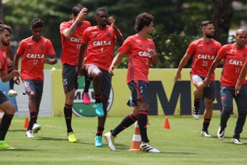 Imagem Ilustrando a Notícia: Fluminense e Flamengo fazem duelo decisivo