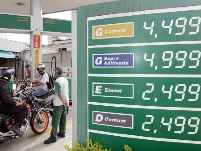 Imagem Ilustrando a Notícia: Preços dos combustíveis começam a cair