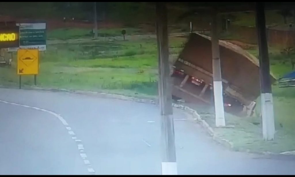 Imagem Ilustrando a Notícia: Caminhão sem motorista tomba na BR-050 e derrama 90% da carga de soja