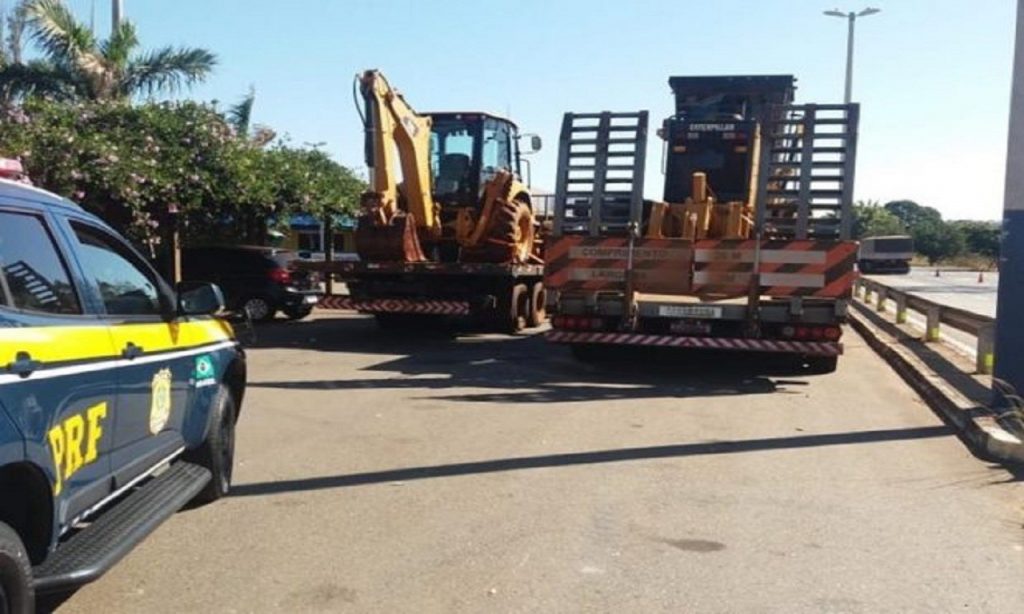 Imagem Ilustrando a Notícia: Caminhoneiros são presos na BR-153 transportando máquinas pesadas roubadas em São Paulo