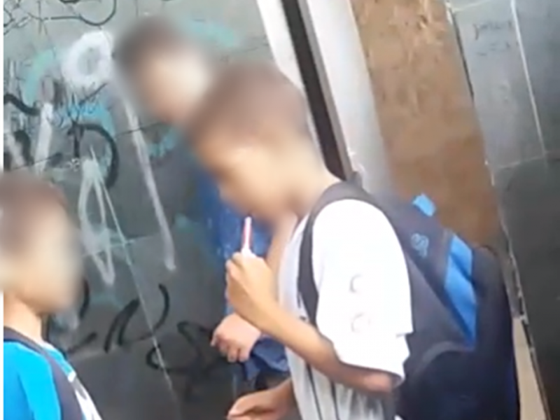 Imagem Ilustrando a Notícia: Vídeo mostra adolescentes fumando dentro de escola