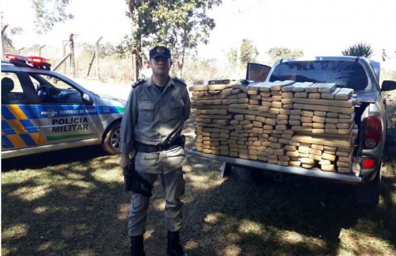 Imagem Ilustrando a Notícia: Polícia Militar apreende caminhonete com cerca de 700 quilos de maconha