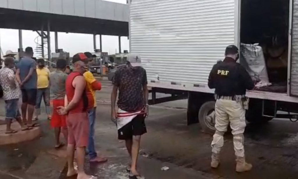 Imagem Ilustrando a Notícia: Trabalhadores são transportados dentro de caminhão baú na BR-060, afirma PRF