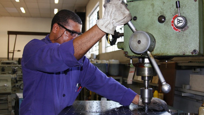 Imagem Ilustrando a Notícia: Indústria empregou 8,8 milhões de pessoas em 2014, diz IBGE