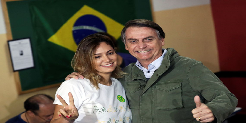 Imagem Ilustrando a Notícia: Bolsonaro vota no Rio, acompanhado de agentes da PF e da mulher
