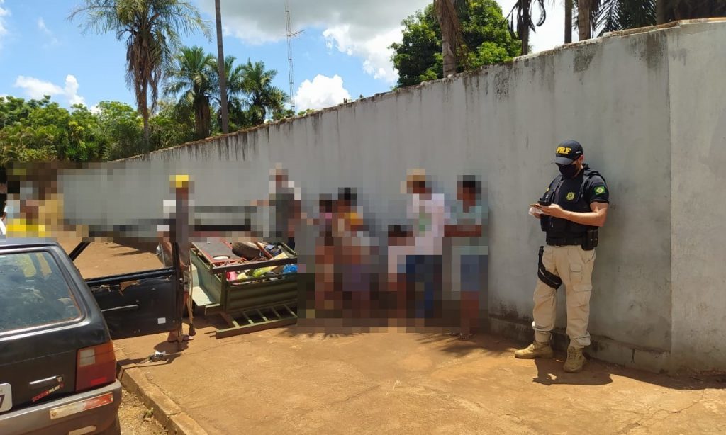 Imagem Ilustrando a Notícia: PRF flagra carro com 11 ocupantes na BR-060 em Acreúna