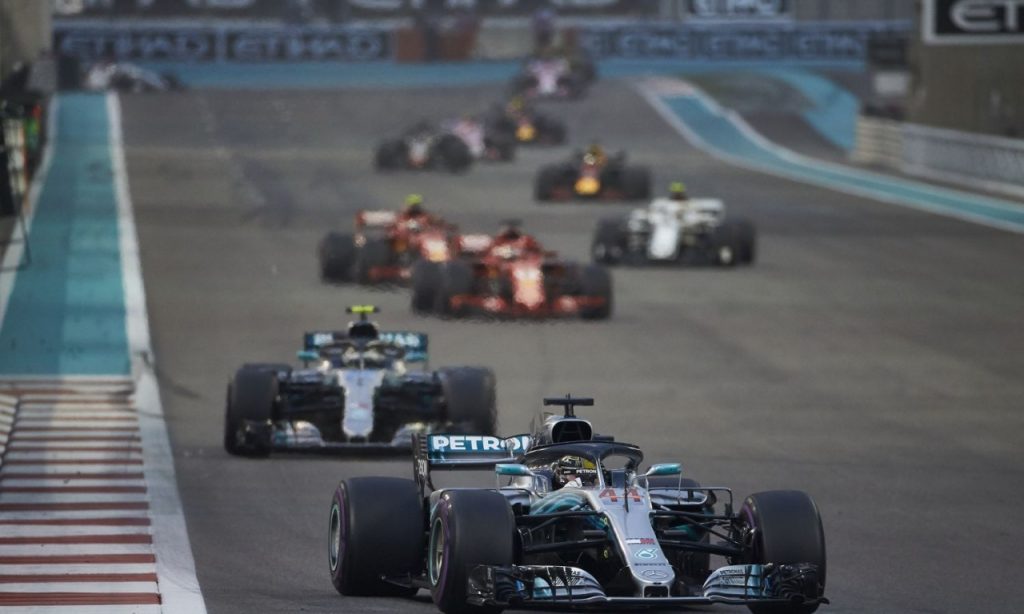 Imagem Ilustrando a Notícia: Hamilton leva última pole de 2019 e larga em primeiro no GP de Abu Dhabi