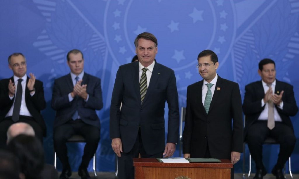 Imagem Ilustrando a Notícia: Em posse de ministro, Bolsonaro cita independência de poderes e elogia Ramagem
