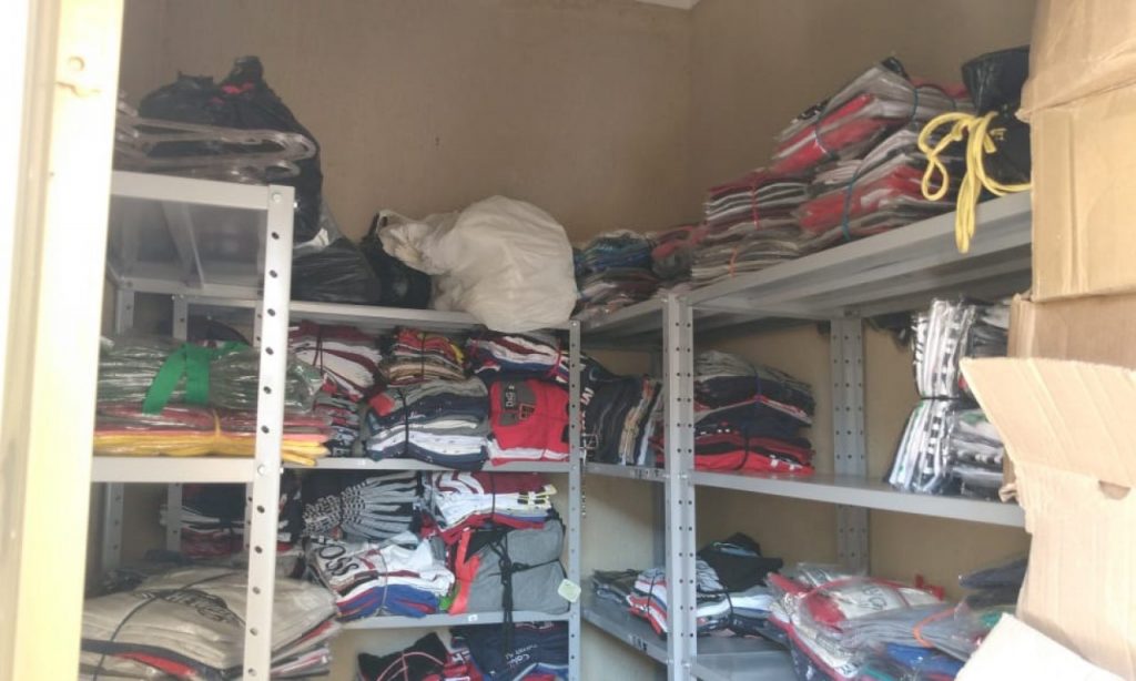 Imagem Ilustrando a Notícia: Polícia Civil apreende 1.700 peças de roupas e acessórios falsificados