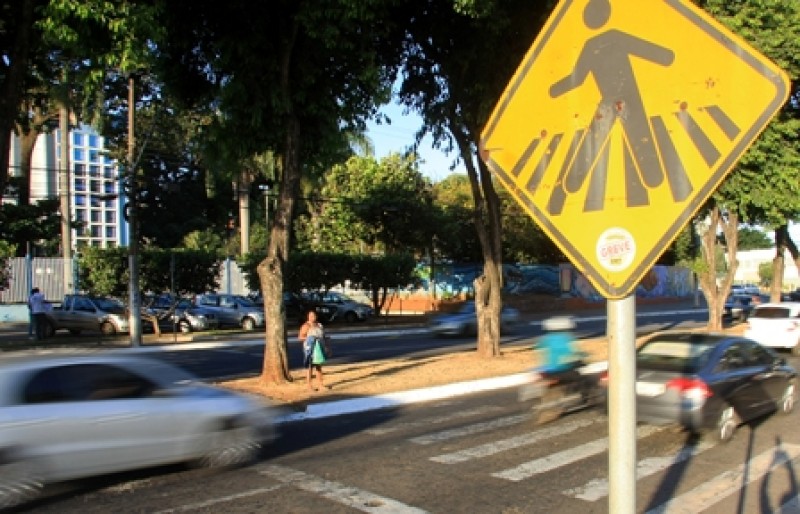 Imagem Ilustrando a Notícia: Falta prudência entre motoristas e pedestres