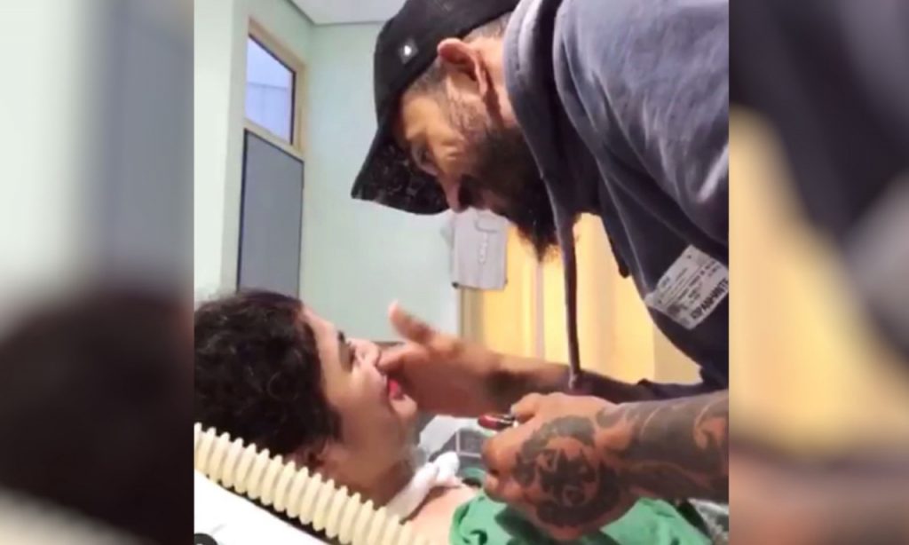Imagem Ilustrando a Notícia: Tatuador aprende a maquiar mulher tetraplégica e emociona internet