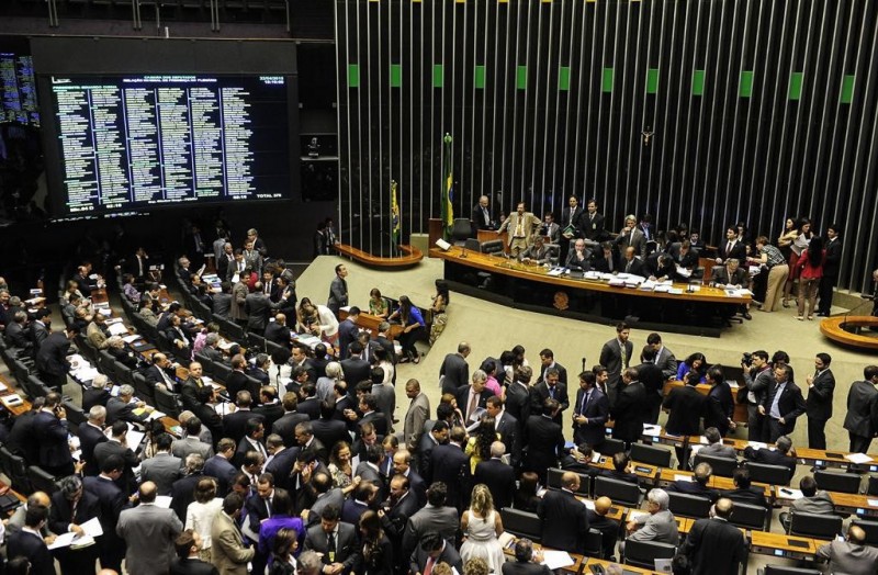 Imagem Ilustrando a Notícia: Câmara aprova decreto de intervenção no Rio; senadores votam medida nesta terça