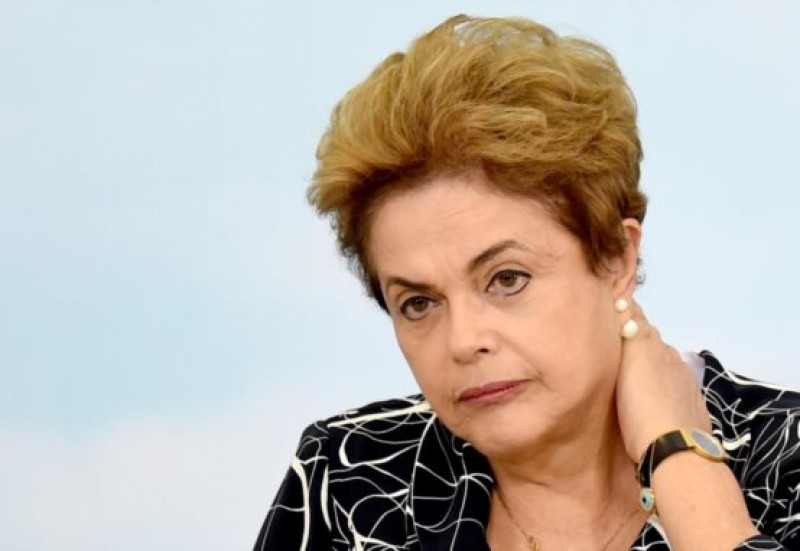 Imagem Ilustrando a Notícia: Dilma recebe intimação de afastamento; leia na íntegra