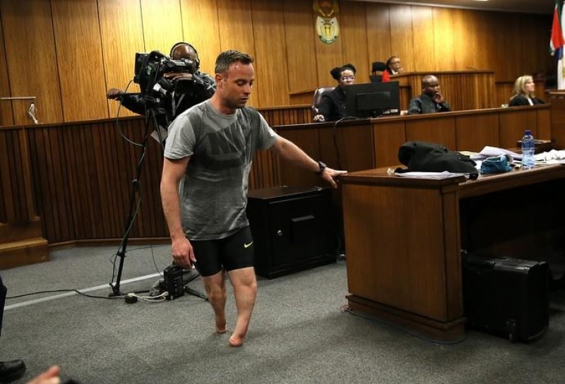 Imagem Ilustrando a Notícia: Ex-atleta olímpico caminha sem próteses para tentar convencer juri
