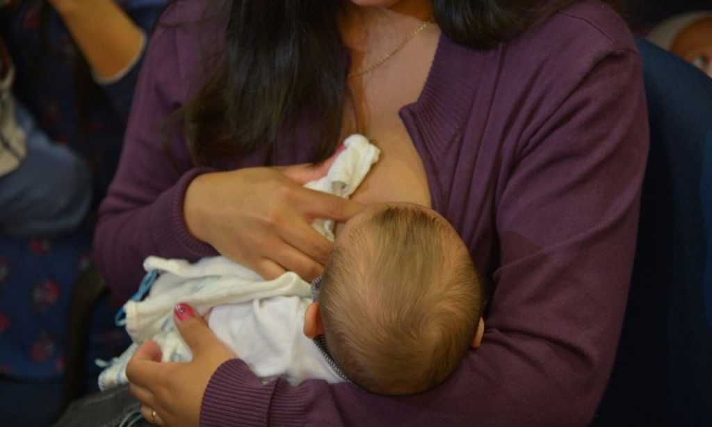 Imagem Ilustrando a Notícia: Câmara aprova direito de mãe amamentar filho durante concurso público