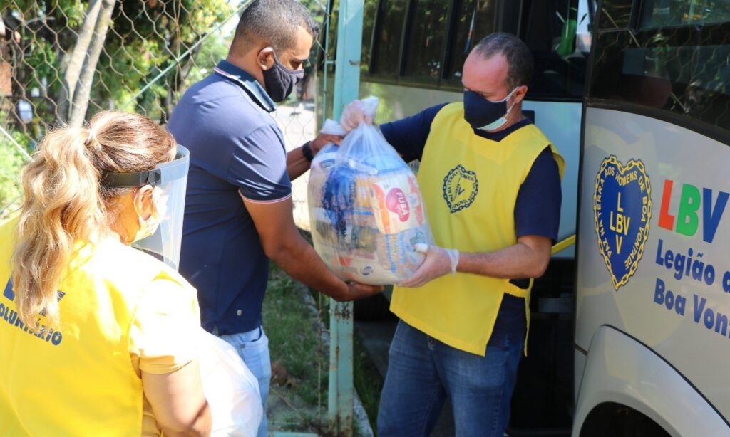 Imagem Ilustrando a Notícia: Voluntários distribuem mais de 5 toneladas de doações em Goiânia