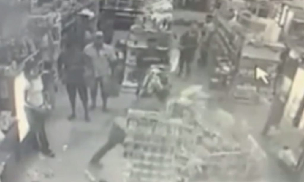 Imagem Ilustrando a Notícia: Homem é preso por quebrar distribuidora de bebidas durante ‘ataque de fúria’
