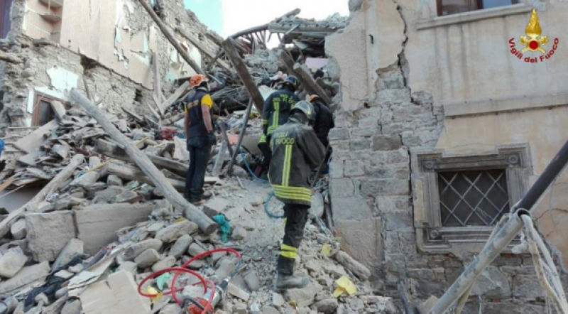 Imagem Ilustrando a Notícia: Primeiro-ministro da Itália confirma 120 mortos e 368 feridos durante terremoto