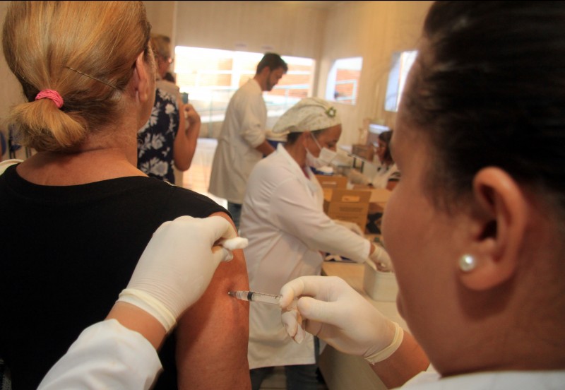 Imagem Ilustrando a Notícia: Envio de vacina depende de aviso de municípios