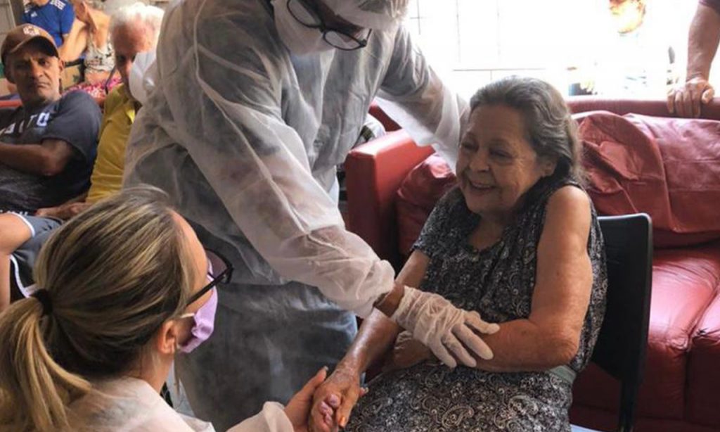 Imagem Ilustrando a Notícia: Governo garante vacinação contra a Covid-19 em todos idosos que vivem em abrigos
