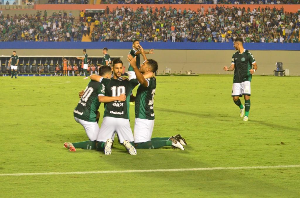 Imagem Ilustrando a Notícia: Com gol no final, Goiás bate o Ceará no Serra Dourada