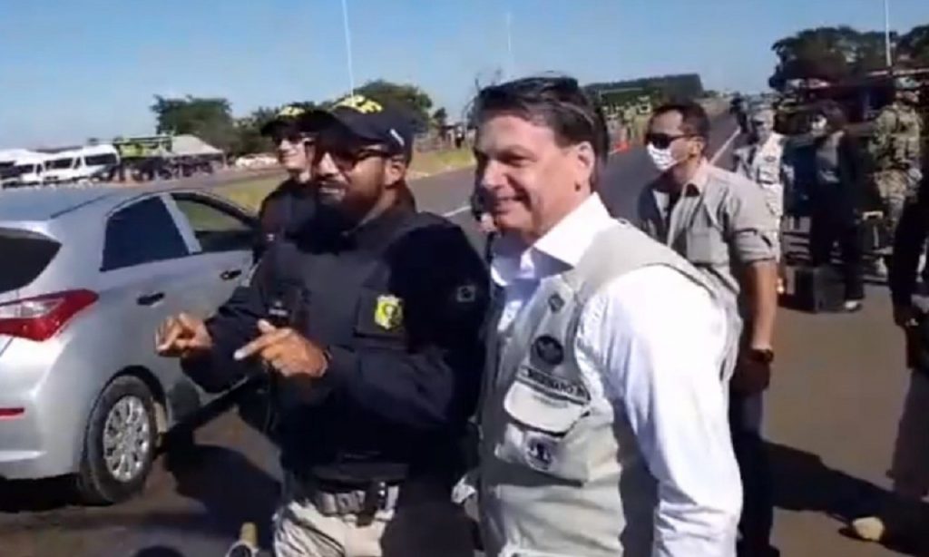 Imagem Ilustrando a Notícia: Bolsonaro visita Comando de Artilharia do Exército, em Formosa