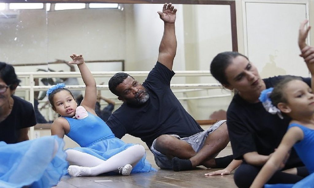 Imagem Ilustrando a Notícia: Pedreiro aprende a dançar balé para ajudar filhas autistas