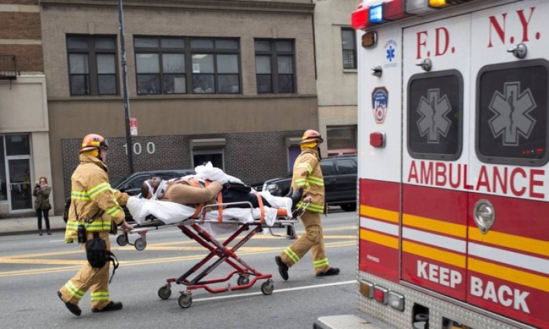 Imagem Ilustrando a Notícia: Trem de passageiros descarrila em Nova York e fere mais de cem