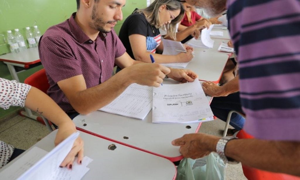 Imagem Ilustrando a Notícia: Moradores do Jardim Nova Esperança recebem escrituras da prefeitura nesta sexta