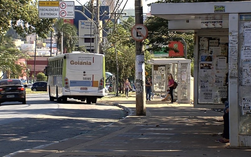 Imagem Ilustrando a Notícia: Estudante é esfaqueada em ponto de ônibus em frente à UFG