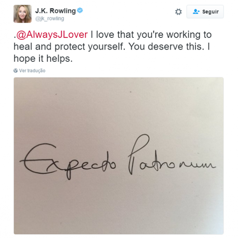 Imagem Ilustrando a Notícia: J.K Rowling escreve feitiço, à mão, para fã tatuar