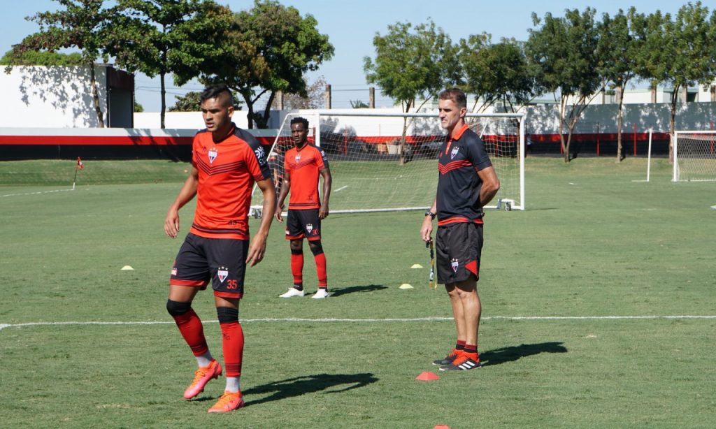 Imagem Ilustrando a Notícia: Sem estrear no fim de semana, Brandão admite que vai “estar de olho no Flamengo”