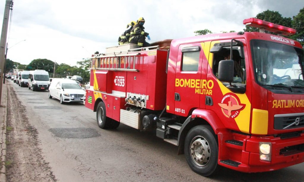 Imagem Ilustrando a Notícia: Cortejo de Maguito Vilela passa por Aparecida e Goiânia em carro do Corpo de Bombeiros