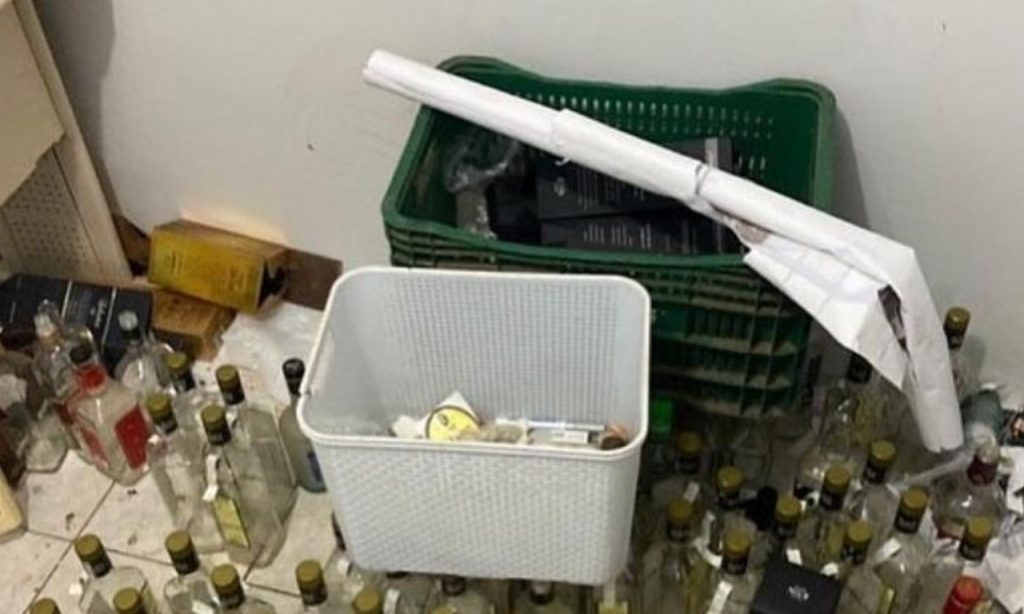 Imagem Ilustrando a Notícia: PM apreende drogas e 2 mil bebidas falsificadas