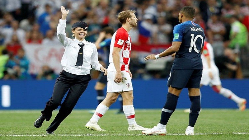 Imagem Ilustrando a Notícia: Integrante do Pussy Riot que invadiu a final da Copa é detida