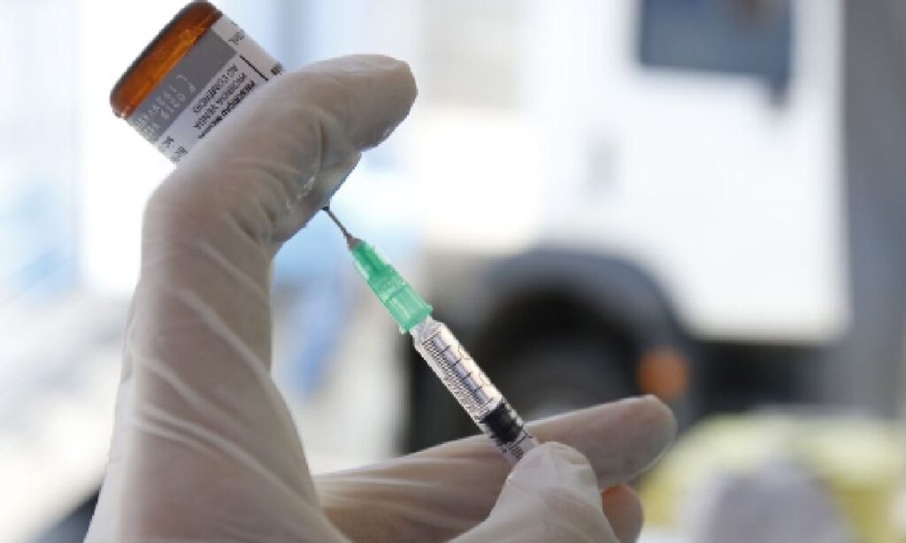Imagem Ilustrando a Notícia: Servidor público que furar fila de vacinação pode ser denunciado por improbidade
