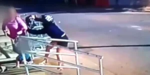 Vítima levava filho mais novo para creche e depois seguiria com o outro filho a uma consulta. Mulher sofreu ferimentos no joelho, dedos, braço e nas costas