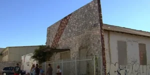 Os fiéis afirmam que ajudaram na compra de vários itens, como aparelhos de som e bancos. Os envolvidos negam o crime