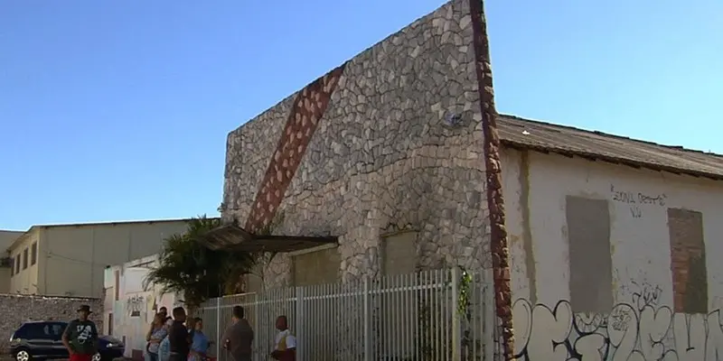 Os fiéis afirmam que ajudaram na compra de vários itens, como aparelhos de som e bancos. Os envolvidos negam o crime