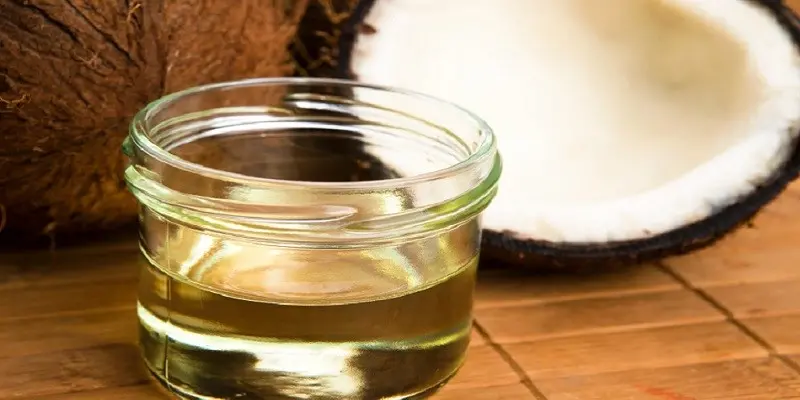 Segundo ela, o óleo de coco é mais perigoso que banha por conter quase exclusivamente ácidos graxos saturados, que aumentam os níveis de colesterol