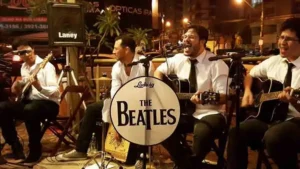 Com quatro anos de existência, Karmica vem executando seu repertório com mais de quarenta sucessos dos garotos de Liverpool