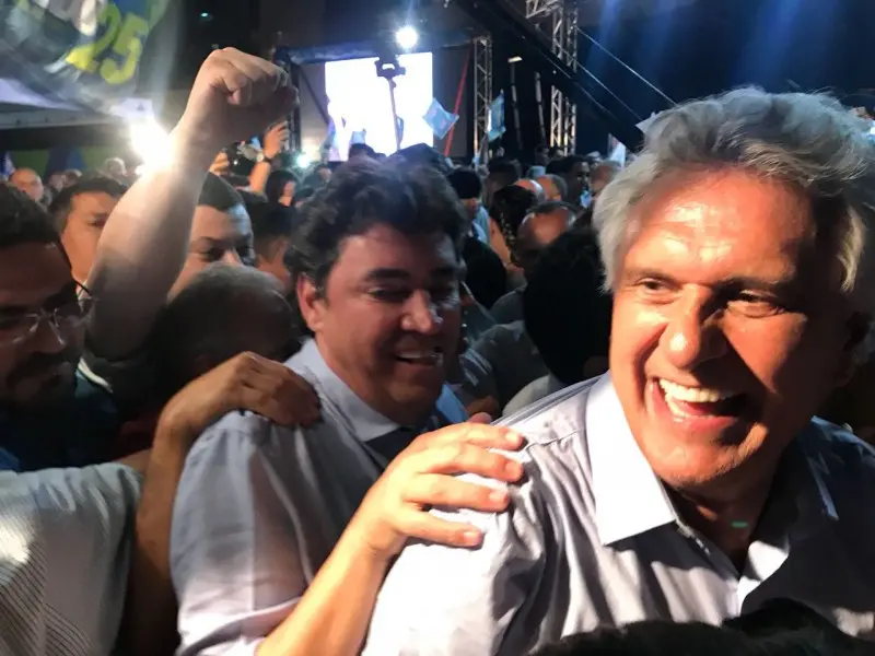 O candidato democrata chegou acompanhado dos membros da chapa majoritária e foi recebido por cerca de dois mil militantes e simpatizantes