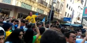 Presidenciável foi carregado por seus apoiadores e retirado do local