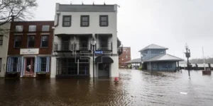 O NHC prevê um movimento lento em direção a oeste-sudoeste neste sábado, enquanto o centro do sistema se moverá pelo extremo leste da Carolina do Sul