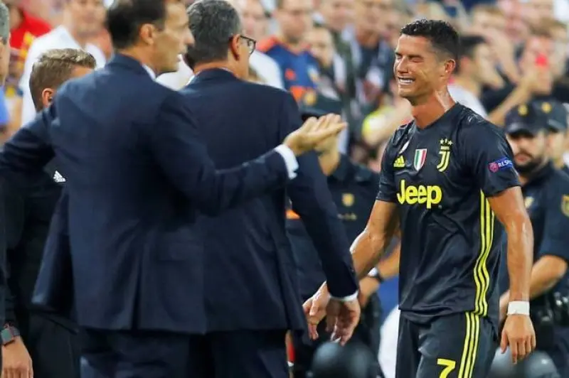 Na sua estreia pela Juventus, o português Cristiano Ronaldo foi expulso com cartão vermelho direto após desentendimento com jogador do Valencia