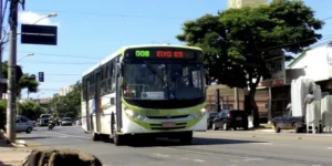 O fim da linha 185  (T. Isidória/Paço Municipal) pega usuários de surpresa